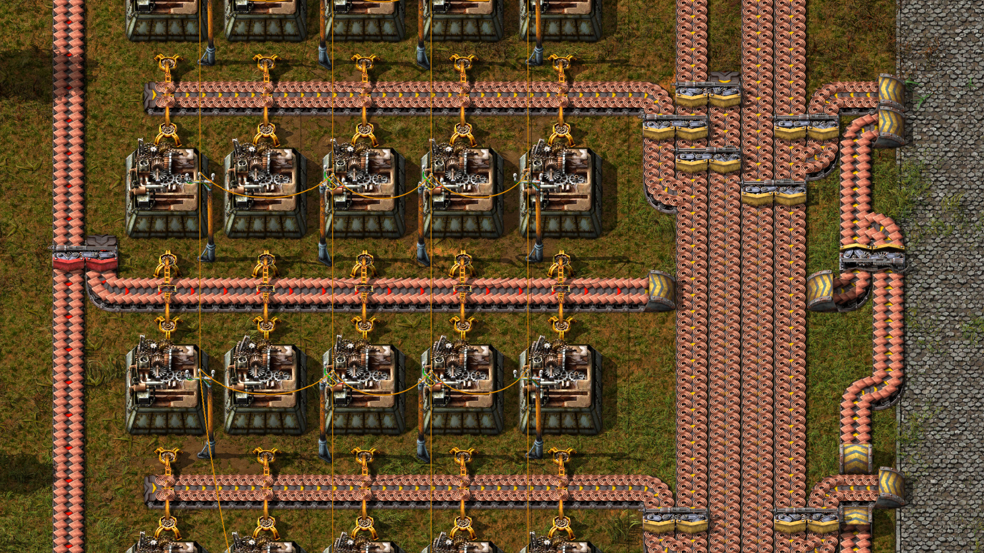 Factorio: сборочные автоматы между конвейерами, манипуляторы переносят предметы к машинам